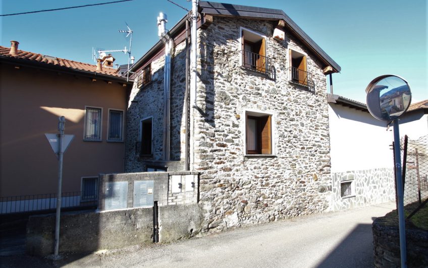 VILLA BIFAMIGLIARE COLICO/VILLATICO