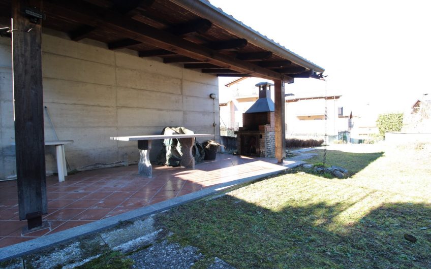 VILLA BIFAMIGLIARE COLICO/VILLATICO